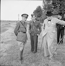 Sur fond de paysage de campagne, le général Montgomery (âgé d'une cinquantaine d'années, en uniforme) et Winston Churchill (une soixantaine d'années, en civil) entourent Pierre II (âgé d'environ Plantilla:Nombre, en uniforme).