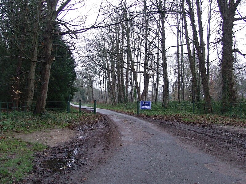 File:Footpath and entrance - geograph.org.uk - 4766982.jpg