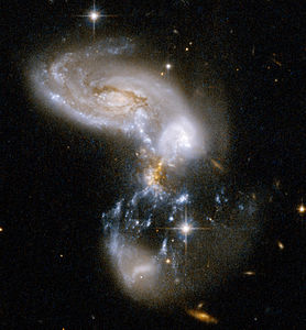 ジェイムズ・ウェッブ宇宙望遠鏡の近赤外線カメラ (NIRCam)」と「中間赤外線装置 (MIRI)」を使って取得されたデータを元に合成された、衝突中の相互作用銀河 ZW II 96の画像。