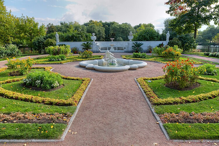 Garden of Tsaritsyn pavilion in Peterhof 02.jpg