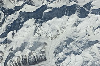 Die Gasherbrum-Gruppe aus dem Weltraum, der Verlauf des Urdok-Kamms vom Gipfel des Gasherbrum I (links über der Bildmitte) nach rechts ist dank des Schattens auf der Nordwand erkennbar. Rechts (wo der Grat einen Bogen nach unten macht) der Sia Kangri.