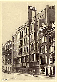 Former building of Het Volk and De Arbeiderspers, Hekelveld 15, Amsterdam, designed by Jan Buijs Gebouw Arbeiderspers Amsterdam.jpeg