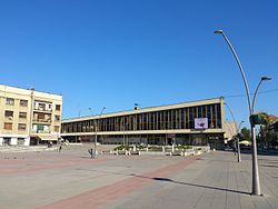 Вид на Дом культуры Чачак с площади