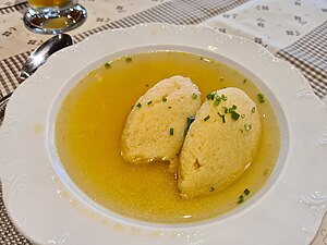 Grießklößchensuppe als Vorspeise