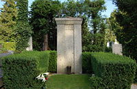 Von Josef Hoffmann[35] entworfenes Grabmal Gustav Mahlers auf dem Grinzinger Friedhof