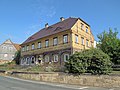 Wohnhaus (Umgebinde), Stützmauer mit schmiedeeiserner Einfriedung