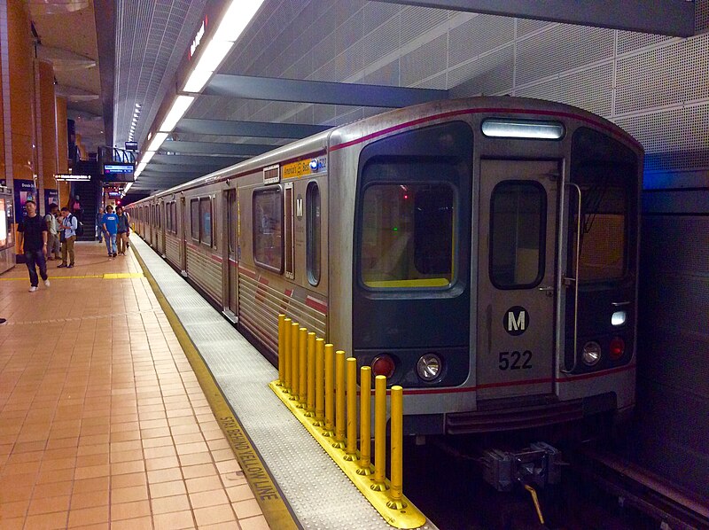 File:HSY- North Hollywood, Train at Platform.jpg