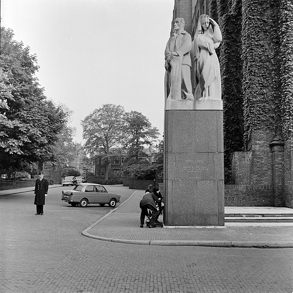 File:HUA-166939-Afbeelding van de kranslegging bij het monument voor tijdens de oorlog gevallen spoorwegpersoneel aan het Moreelsepark te Utrecht, tijdens dodenherdenking.jpg