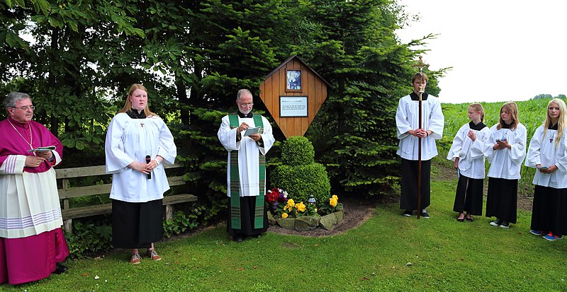 File:Halverde St Peter und Paul Zweiter Euthymiatag 2014 Prozession 03.JPG