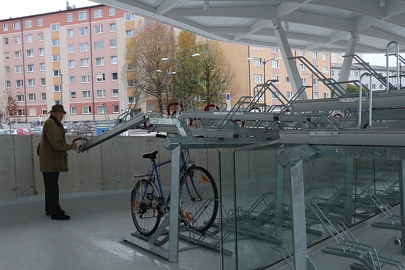 File:Hauptbahnhof Salzburg - Eingang Schallmoos - Fahrradständer 2.JPG