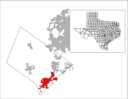 テキサス州におけるヘイズ郡の位置（右上図）と同郡におけるサンマルコス市の位置
