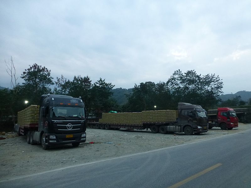 File:Hekou - Nanping - banana trucks - P1380258.JPG