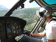 Pilote aux commandes d'un H125 Écureuil.