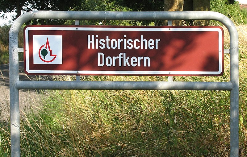 File:Hinweistafel Historischer Dorfkern.jpg