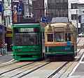 히로시마 역 앞에서 교행하는 히로시마항 행 전차(왼쪽)과 회송 전차