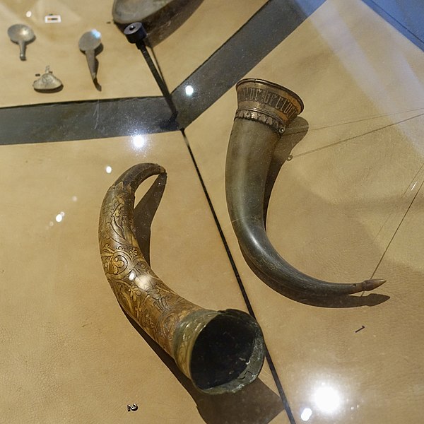 File:Historisk museum (Cultural History Museum) Middelaldersalen Oslo Norway 2020-02-26 Drikkehorn 1 1400- t HELP MARIA SALVE BERSVEIN A MIK, 2 1300-tallet (Medieval drinking horns 15c. and c. 1300) DSC04477.jpg