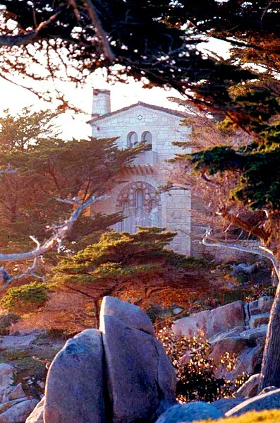 File:House on 17 Mile Drive Near Pebble Beach - panoramio.jpg