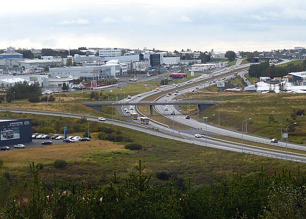 The intersection of Suðurlandsvegur (left) and Vesturlandvegur (lower right) in Reykjavík. The latter continues more than 2 km to the west (far side),