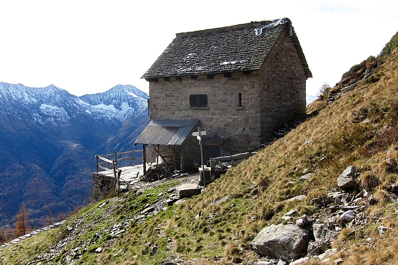 File:Hut Rifugio Usuelli 1866masl at Alpe Burial - Druogno, Val Vigezzo, VCO, Piedmont, Italy - 2020-10-29.jpg