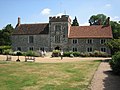 เรือนเฝ้าประตูของคฤหาสน์ไอเท็มโมต (Ightham Mote) ที่สร้างราวระหว่างคริสต์ศตวรรษที่ 13 ถึง 14 ในอังกฤษ