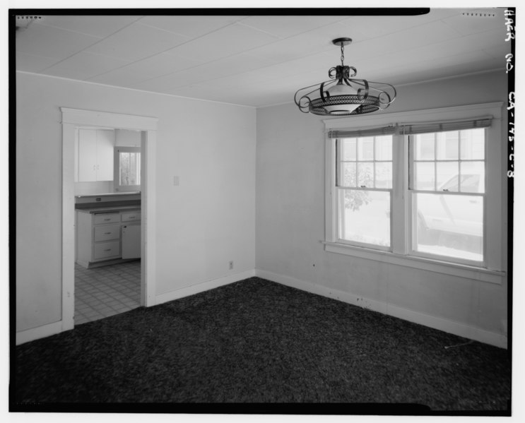 File:INTERIOR OF LIVING ROOM SHOWING DOORWAY TO KITCHEN, CHANDELIER, AND ORIGINAL PAIRED 6-LIGHT OVER 1-LIGHT, DOUBLE-HUNG WINDOWS. VIEW TO SOUTHEAST. - Bishop Creek Hydroelectric HAER CAL,14-BISH.V,5C-8.tif