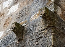 Restos de canecillos en forma de proa románicos en la Iglesia de Santa Eufemia de Villanuño.