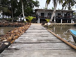 ”Robinsonien saari”, pieni hotelli laguunin keskellä.
