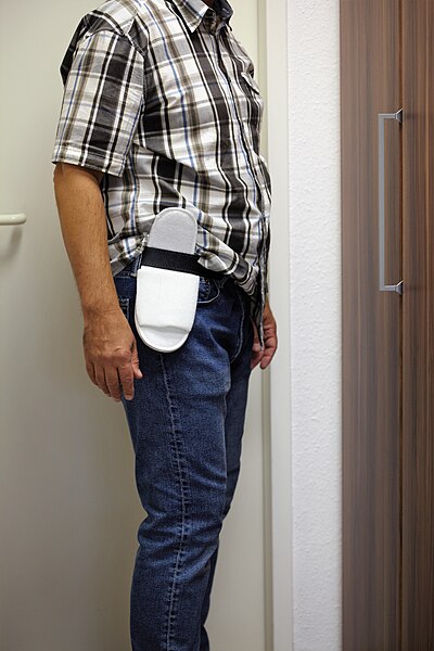 File:Improvisiertes Holster.jpg