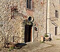 File:Ingresso a cantina in fattoria con antichi sottovasi all'entrata.jpg