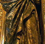 Detall dels plecs de la roba policromada de la Immaculada