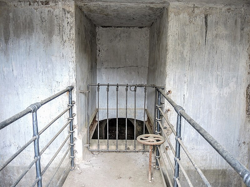 File:Intérieur de la source-réservoir d'Oltingue.jpg