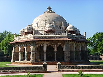 La vicina tomba di Isa Khan Niyazi, nobile della corte di Sher Shah Suri.