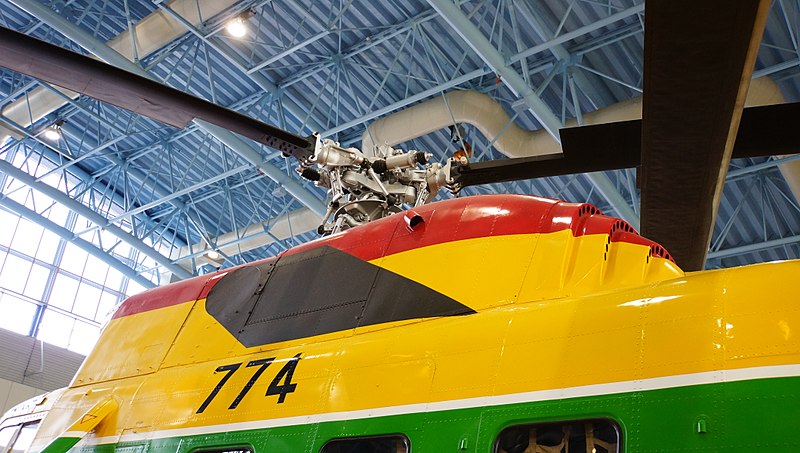 File:JASDF S-62J(53-4774) engine cowling & rotor head left rear low-angle view at Hamamatsu Air Base Publication Center November 24, 2014.jpg