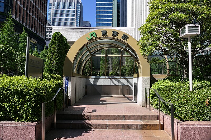 File:JRE Tokyo-STA Entrance-11.jpg