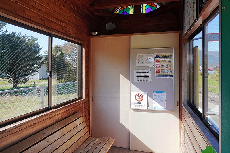 ファイル:JR East Ayaori Station Waiting room, Iwate Pref 20231026.jpg