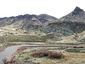 Gesteinsschichten über dem Fluss