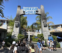 Jurassic World -ajelun sisäänkäynti Universal Studios Hollywoodissa.