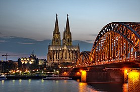 Kölner Dom und Hohenzollernbrücke Abenddämmerung (9706 7 8).jpg