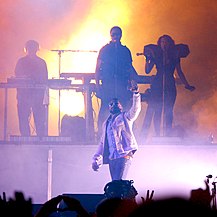 Kanye West actuando en el Virgin Mobile Festival.