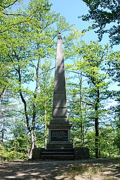 Obelisk v červenci 2019