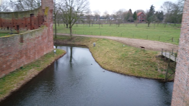 File:Kasteel Doornenburg 114506.jpg