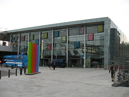 De ingang van station Antwerpen-Centraal aan de Kievitstraat.