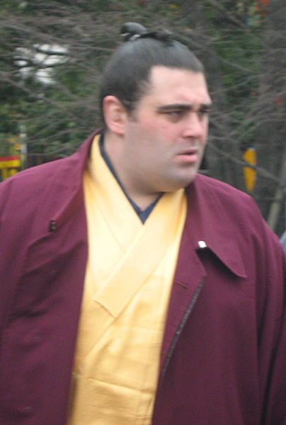The makuuchi wrestler arriving for a tournament in January 2008.