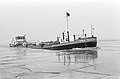 Konvooischepen met ijsbrekers op het IJsselmeer tanker in het ijs, Bestanddeelnr 924-1508.jpg