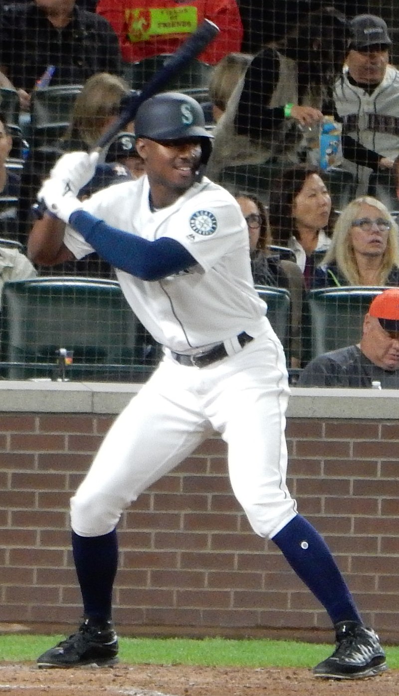 Seattle Mariners first-round draft pick Kyle Lewis holds up his