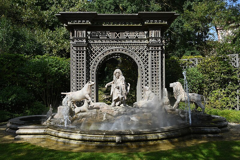 File:La Fontaine Fountain 2.jpg