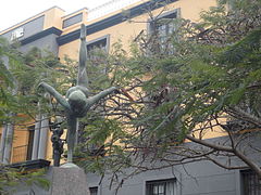 Yandan görülen Ana Bautista heykeli.  1989-90 egzersiz topunun dengesini temsil eder.