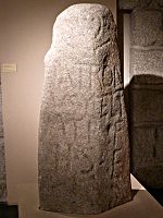 Estela funeraria antropomorfa con inscripción latina, y antropónimos indígenas: LATRONIUS CELTIATI F(ilius) H(ic) S(itus) E(st)