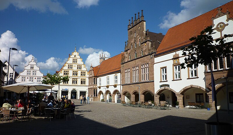 File:Lemgo - Marktplatz mit Rathaus.jpg