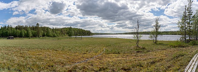 Lillsjöslåtterns naturreservat - västra silängen och Lillsjön.